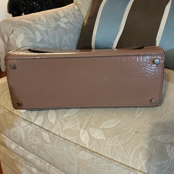 Beautiful pale pink Kate Spade handbag. Crocodile pattern with flip closure. - Picture 5 of 7